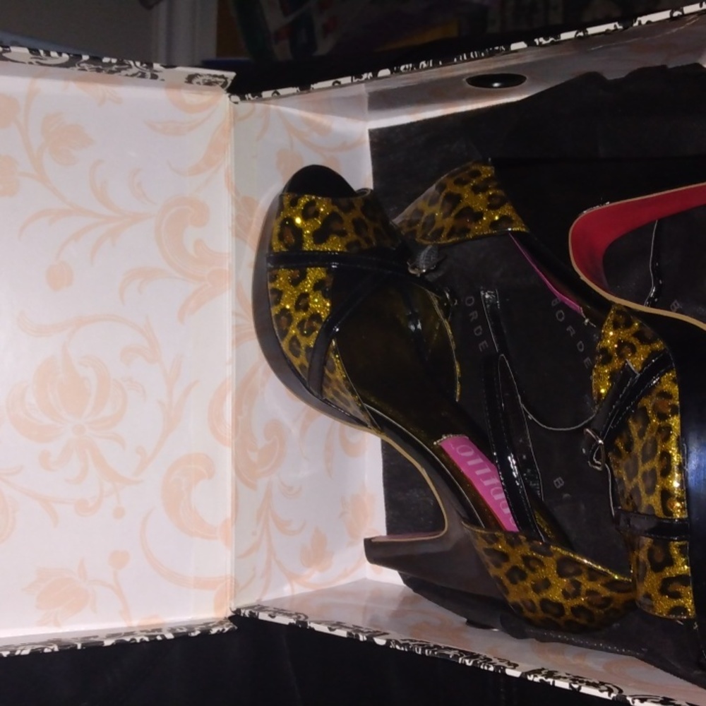 Bordello women's yellow pearlized cheetah pattern heel size 9 New with box